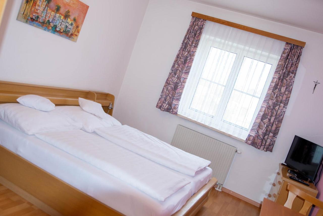 Pension Christine Grossweikersdorf Екстер'єр фото